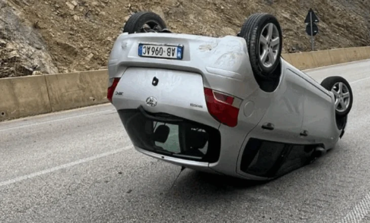 Shoferi humbi kontrollin mbi drejtimin, automjeti përmbyset në rrugë