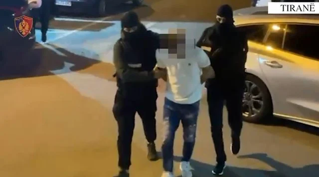 Shpërndante lëndë narkotike në Kamëz, vihet në pranga 22-vjeçari