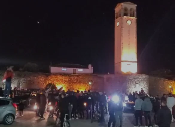 Shqipëria në festë! Mijëra qytetarë “pushtojnë” rrugët e vendit pas fitores në Leskovac