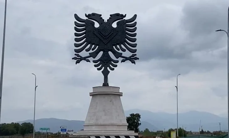 Shqiponja “fluturon” drejt veriut/ Monumenti zhvendoset në Kukës