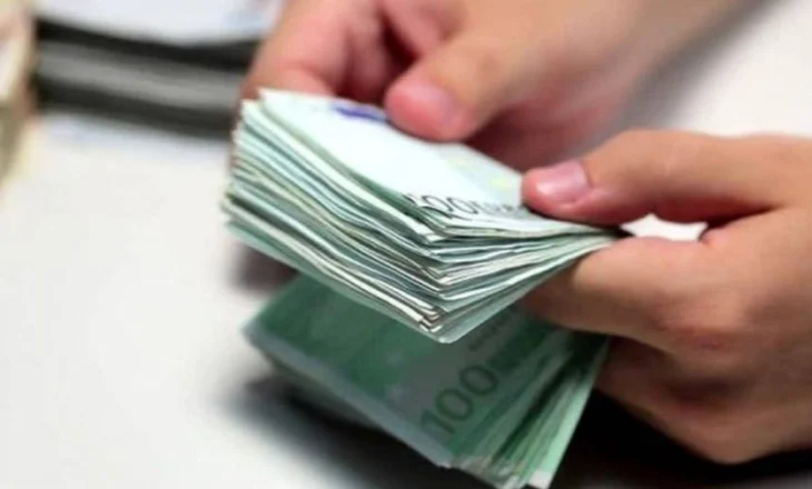 Shqiptarët braktisin bankat, marrin më shumë borxh tek miqtë, ja çfarë zbulon raporti i fundit