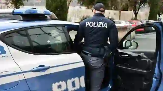 Shqiptarët kapen me armë dhe sulmojnë policinë në Itali