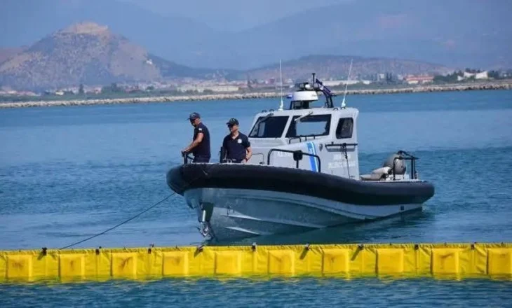Shqiptari kërkon ndihmë në mes të detit, policia greke e gjen gomonen plot me kanabis