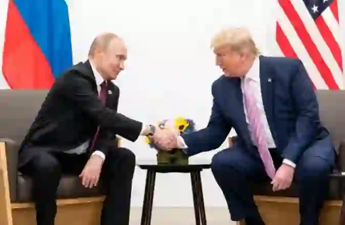 Shtëpia e Bardhë nuk e përjashton takimin e ardhshëm midis Trump dhe Putin