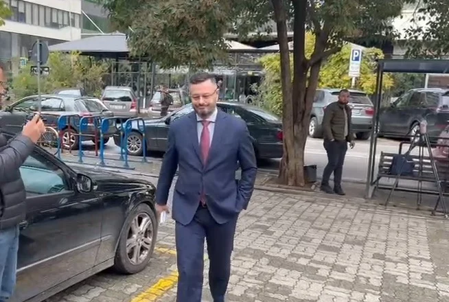 Shtyhet seanca për, ish-sekretarin e Ministrisë së Brendshme, Plarent Ndrecën