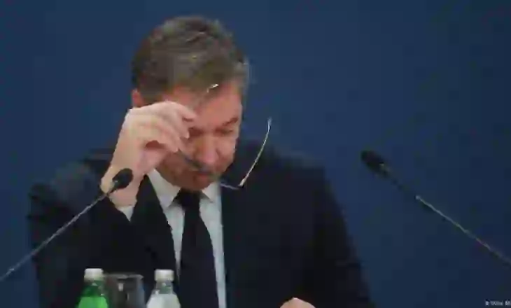 Si arrin ‘gjynahqari’ Vuçiç të manipulojë ndjekësit e tij dhe të besojnë teoritë konspirative