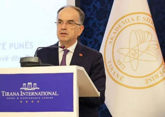 Si Bajram Begaj shndërroi Kushtetutën e Shqipërisë në paçavure “gabi”, Presidenti i Republikës stoik në vendimin…