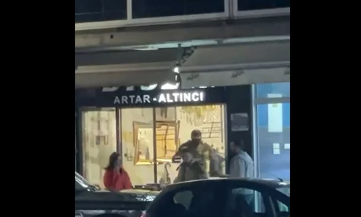 Si në filma/ 4 persona të armatosur grabisin të armatosur argjendarinë (VIDEO)