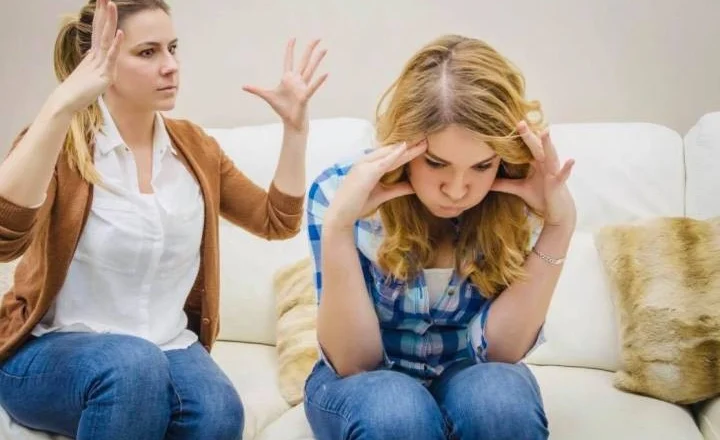 Si të kuptosh dhe mbështesësh adoleshentët: Këshilla nga ekspertët për prindërit