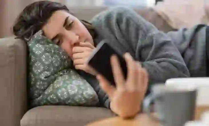 Si të largoheni nga ‘doomscrolling’ dhe të përmirësoni mirëqenien mendore