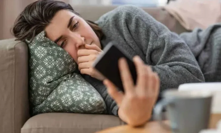 Si të largoheni nga ‘doomscrolling’ dhe të përmirësoni mirëqenien mendore?