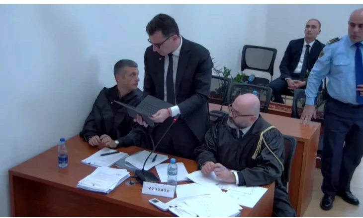 Siguri e lartë për Veliajn, shefi i Operacionales së Burgjeve çohet në këmbë sa herë ngrihet dhe Veliaj