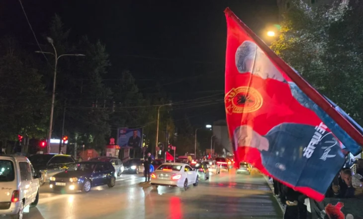 Simpatizantët e PDK-së nisin festën, Arian Tahiri pritet të udhëheqë në Mitrovicën e Jugut