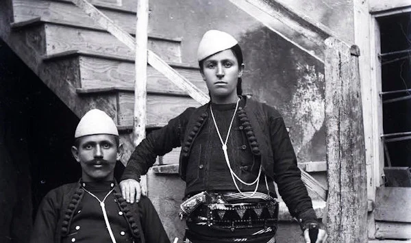Sipas këngës popullore, cila ishte arsyeja që Azem Bejta v’rau Zefin e Vogël?!