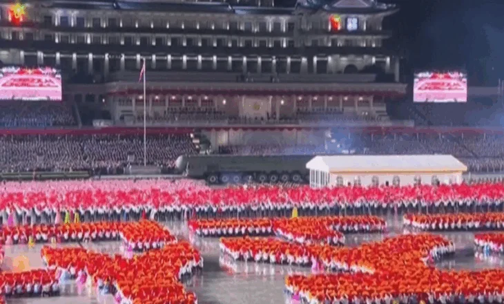 “Sistemi më i fuqishëm bërthamor strategjik”, koreanët zbulojnë në paradën ushtarake raketën e re balistike
