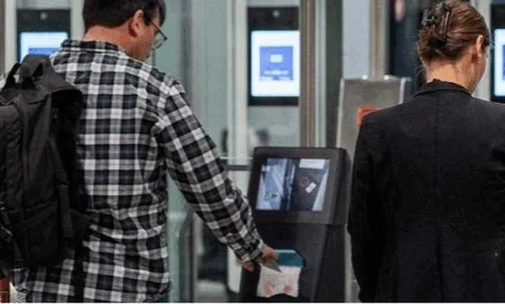 S’ka më vula në pasaporta! Hyn në fuqi sistemi i ri, merren shenjat e gishtave dhe foto-vonesa për shqiptarët