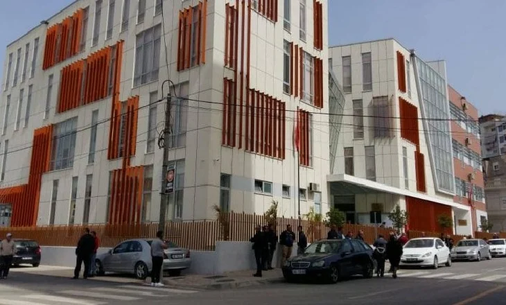 Skandal në gjyq/ Arrestohet avokati se kundërshtoi provën e prokurorit, ja çfarë zbuloi kamera e sigurisë