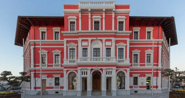 Skandal në Vlorë/ Kontenierat e nëndheshëm të plehrave vendosen në brezin e rërës