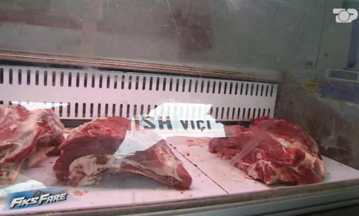 Skandal ushqimor në Peshkopi: Mish pa kontroll veterinar shitet në treg, rrezik për shëndetin publik