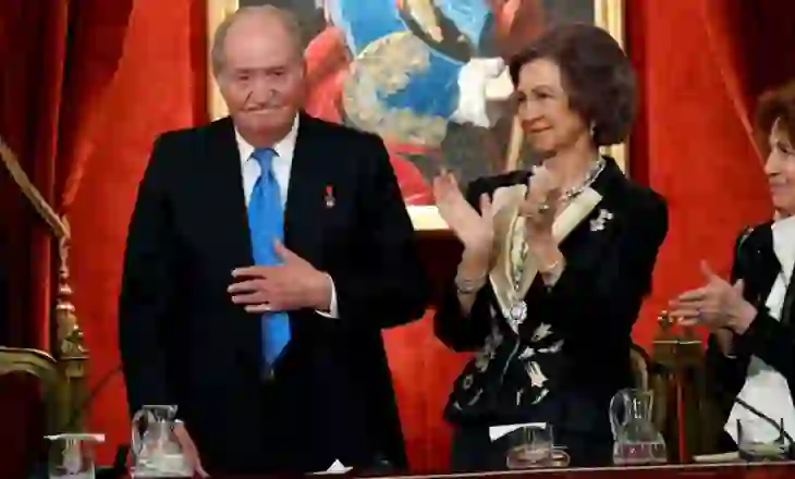 Skandalet e shumta, Spanja ndalon ish-mbretin të marrë pjesë në përvjetorin e kurorëzimit të tij