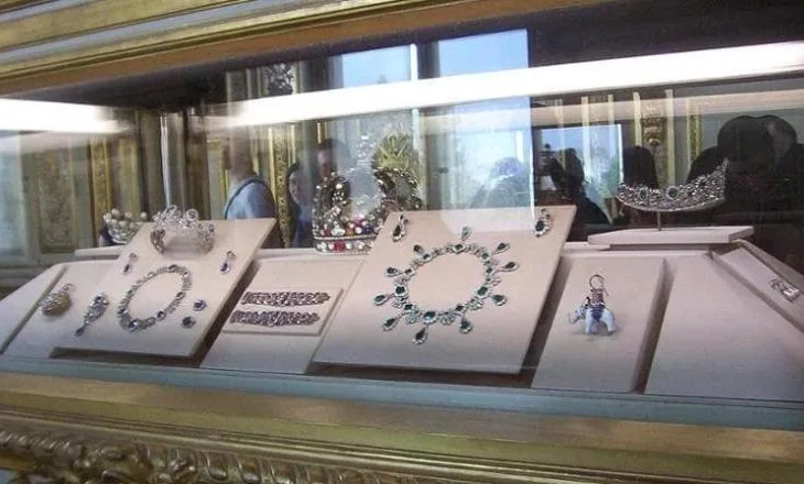 “Skifterët” në Francë grabitin Muzeun e Luvrit/ Hyjnë nga dritarja dhe arratisen me sukter! Zhduken bizhuteritë e Napoleon Bonapartit