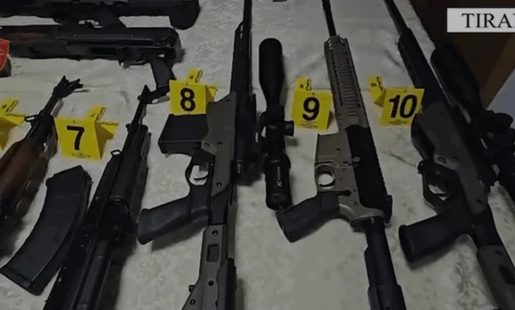 Snajper, silenciator dhe dhjetëra pistoleta, zbulohet baza e armëve në Tiranë, një në pranga