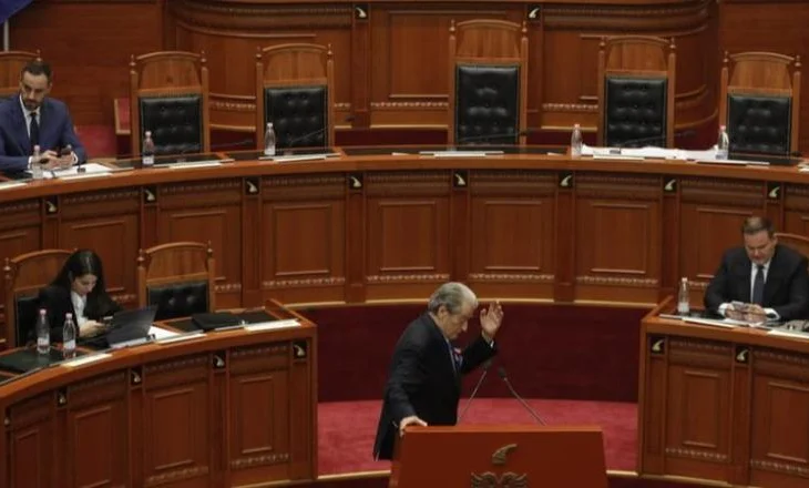 Socialistët ‘tallen’ me Berishën në Kuvend/ Balla publikon videon e kryedemokratit: Në foltore e nuk e kupton se nga i vjen zëri