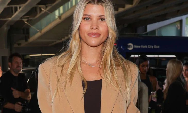 Sofia Richie shkëlqen me barkun e rrumbullakosur në “Vogue World 2025” në Los Angeles