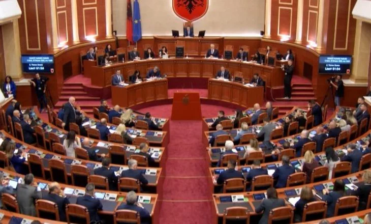 Sot Kuvend/ Seanca nis me 1 minutë heshtje për gjyqtarin Kalaja, opozita kërkon debat për sigurinë në gjykata