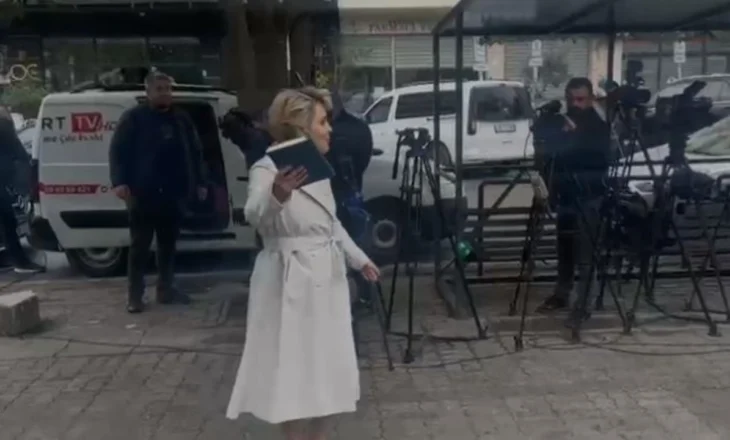 Sot seanca paraprake për Ilir Metën, Kryemadhi paraqitet në Gjykatën e Posaçme: Do thonë që nuk je paraqitur në orar, më njoftuan hajde me vrap