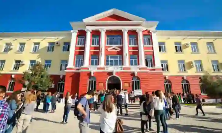 Sot shansi i fundit për maturantët e viteve të kaluara/ Nisin regjistrimet në universitete, ja oraret e vlefshme