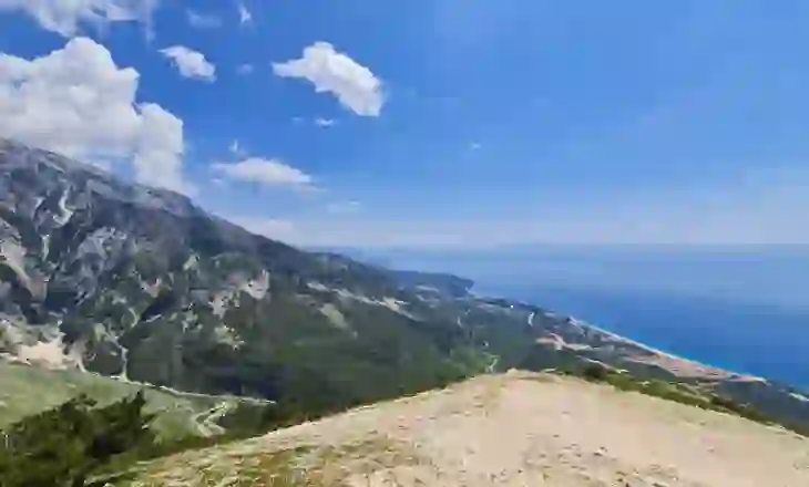 Stabilizohet moti dhe rriten temperaturat, sot kohë e kthjellët me vranësira të pakta