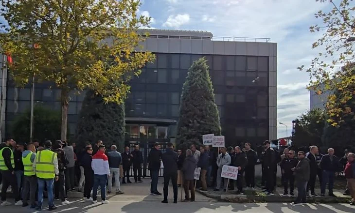 “S’tërhiqemi nga kërkesa për pagat”/ 16 ditë grevë e protestë, ‘Bankers’ ende hesht…