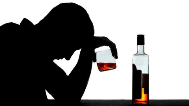 Studimi: Asnjë sasi alkooli nuk është e sigurt, të paktën për rrezikun nga demenca