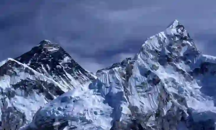 Stuhi dëbore në Everest, rreth 1,000 persona të bllokuar në anën lindore të malit