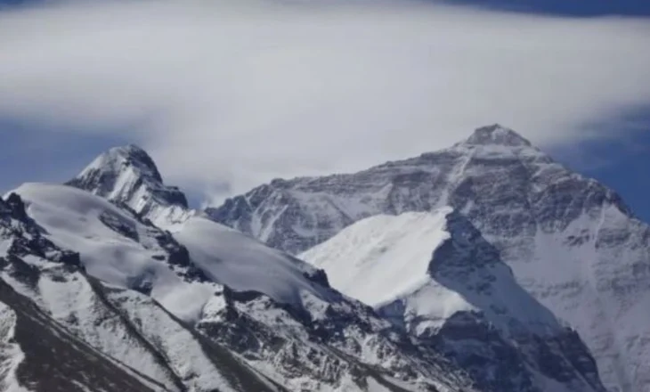 Stuhia e borës bllokon mbi 1000 persona në Everest