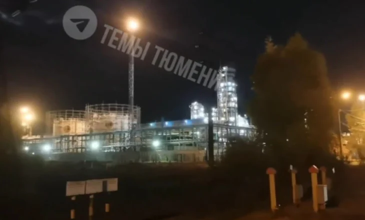 Sulm me dron në Rusi/ Goditet rafineria e naftës, 1,800 km larg kufirit ukrainas