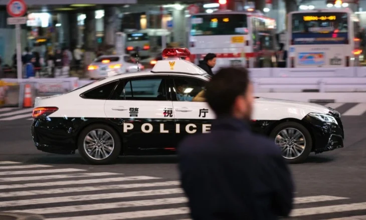Sulm me thikë në pranë ambasadës amerikane në Tokio, plagoset oficeri i policisë