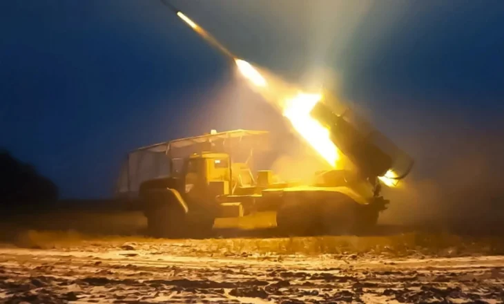 Sulmet ukrainase shkatërrojnë një depo nafte në Krime, mbrojtja ajrore e Rusisë aktivizohet dhe godet gabimisht avionin luftarak rus