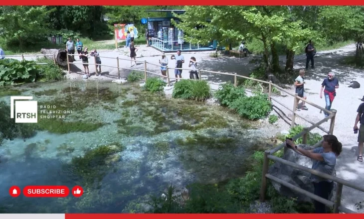 Syri i Kaltër mirëpret vizitorë edhe në vjeshtë, uji kristal dhe ngjyrat e natyrës tërheqin turistët
