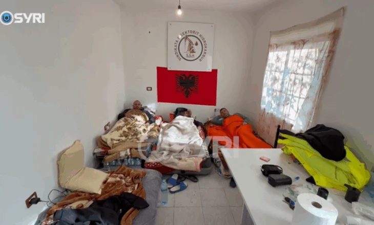 SYRI TV/ Dita e gjashtë e grevës së urisë në Marinzë, përkeqësohet gjendja e 3 grevistëve, refuzojnë spitalin