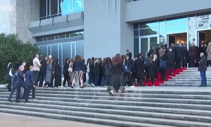 SYRI TV/ Homazhe në Tiranë për gjyqtarin Astrit Kalaja, njerëzit e drejtësisë ngrenë zërin për sigurinë