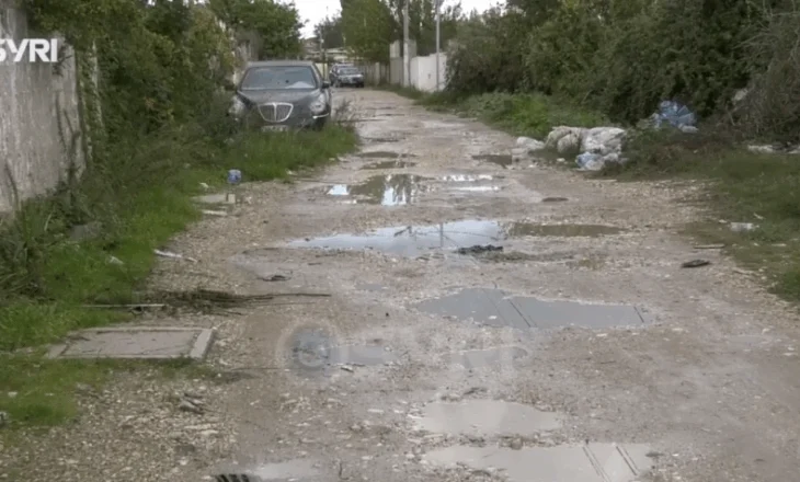 SYRI TV/ Lagjja ‘24 maji’ në Vlorë e harruar nga bashkia, banorët: Rruga me pellgje uji dhe baltë…