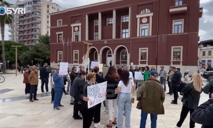 SYRI TV/ Protestë para bashkisë kundër ‘TID Durrës’, banorët kundërshtojnë prishjen e banesave