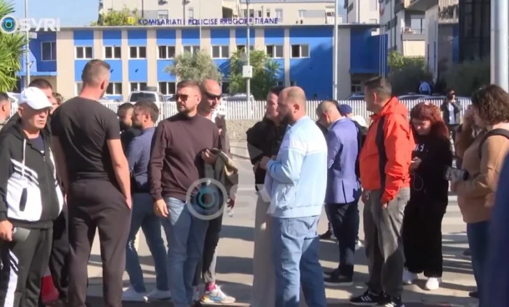 SYRI TV/ Qytetarët protestë para policisë rrugore, qindra monopatina janë sekuestruar