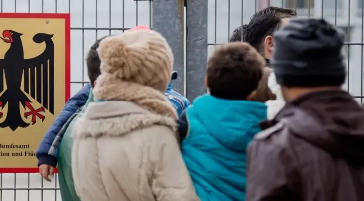 Takim në Mynih për ashpërsimin e politikës së migracionit! Synohet t’i hapet rruga qendrave të kthimit, azilkërkuesit të vendosen afër vendeve të origjinës