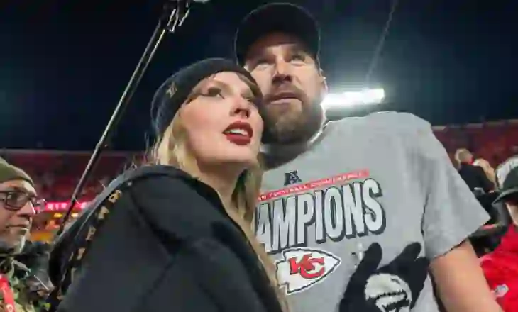 Taylor Swift rrëfen dashurinë me Travis Kelce: E dua personin me të cilin jam!
