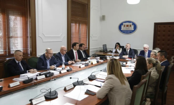 “Të merren masa”/ Belind Këlliçi denoncon: Katër drejtorë ministrie në fushatë