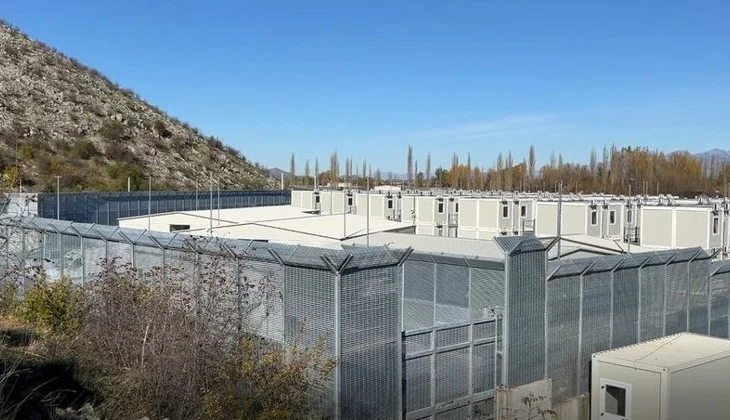 “Të shohim nëse funksionojnë”/ Deputetët italianë vizitojnë kampin e emigrantëve në Gjadër