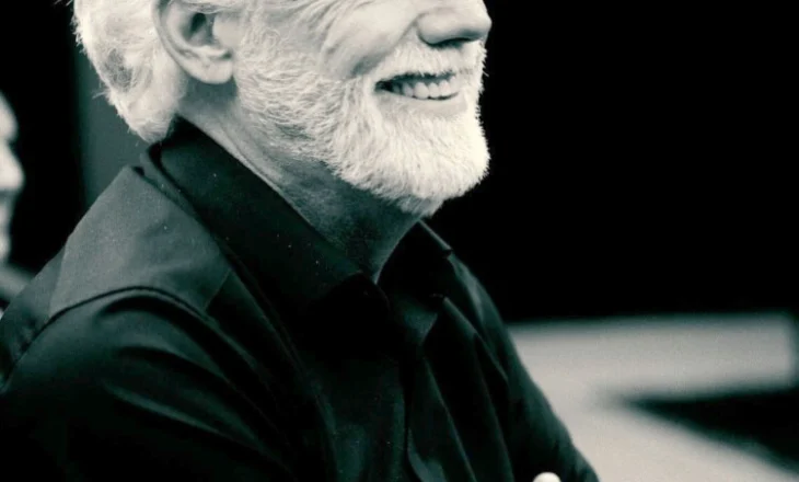 Teatri Kombëtar sjell premierën teatrore “Si ta doni”, një komedi romantike e Shekspirit me regji nga John Blondell